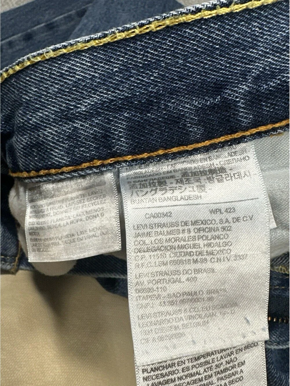 Levi’s 550 Relaxed Fit Jeans Men’s 35x32 Blue Denim Distressed Hole Vintage
